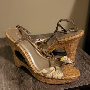 Super cute platform size 7